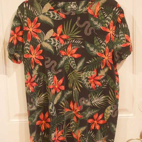 Hollister Mens Must Have Collection Curved Hem Tee Tropical design with Snakes - Picture 10 of 10